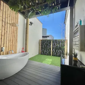 Coastline Retreats: Jungle-themed Seafront Garden Apartment