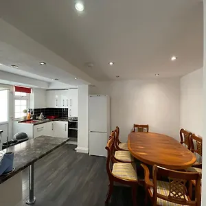 4 Bedroom House 10 Mins Walk To The And Less Than A Mile From Main Station Holiday home