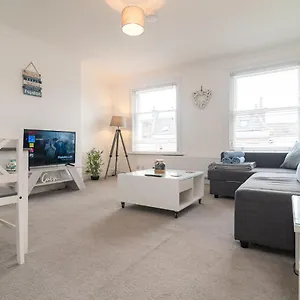 Light And Airy 1 Bedroom Flat 700m From The Apartment